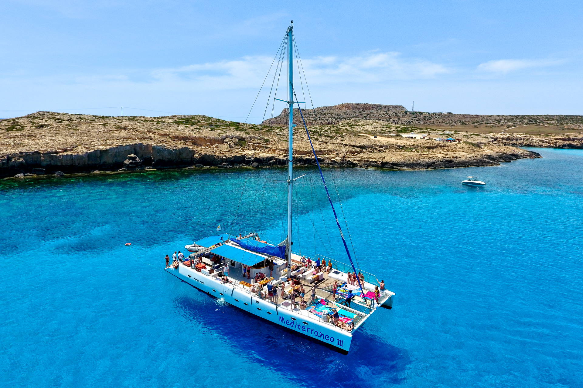 Katamaran "Mediterraneo III" na turkusowym morzu.