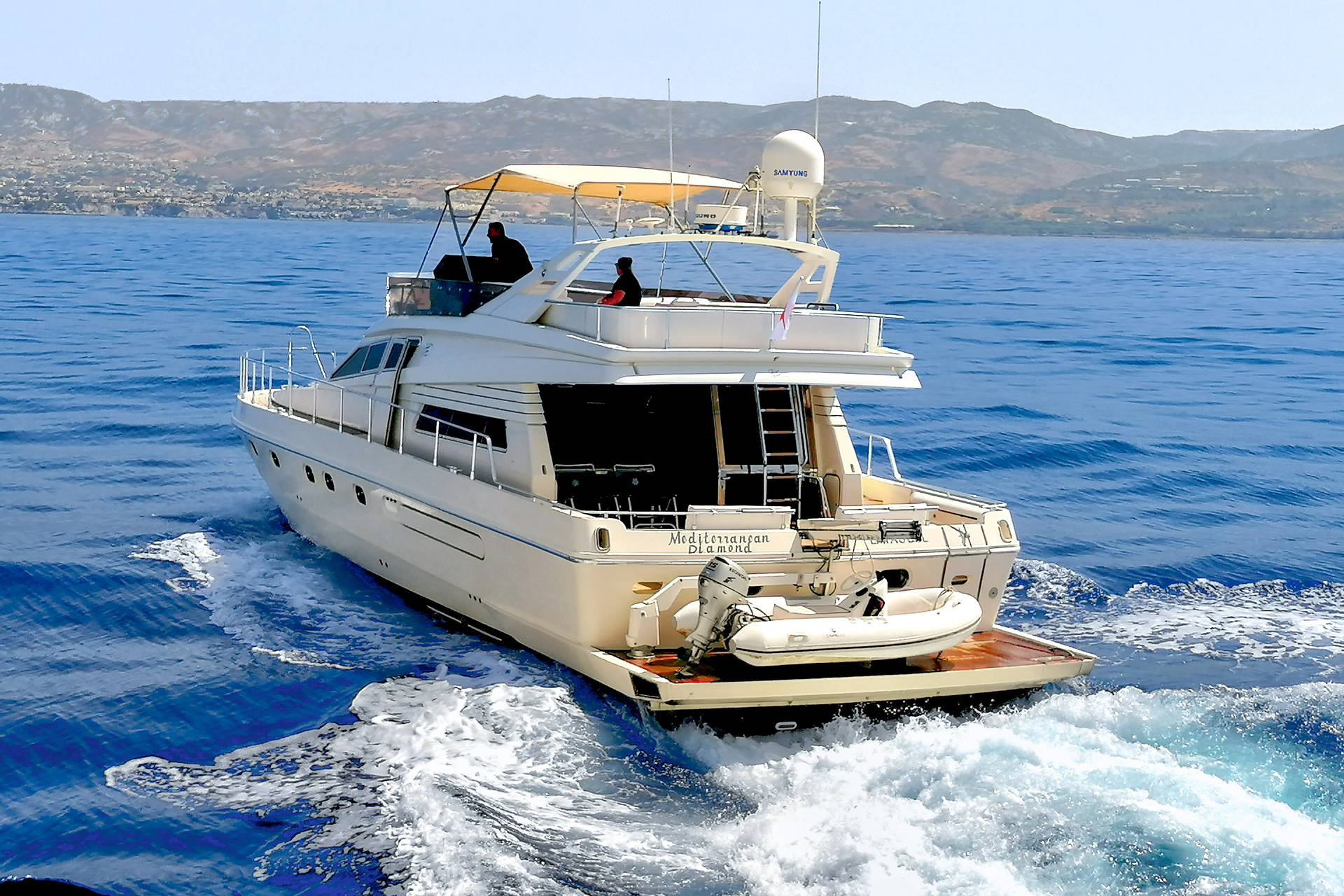 Luksusowy jacht motorowy na morzu.