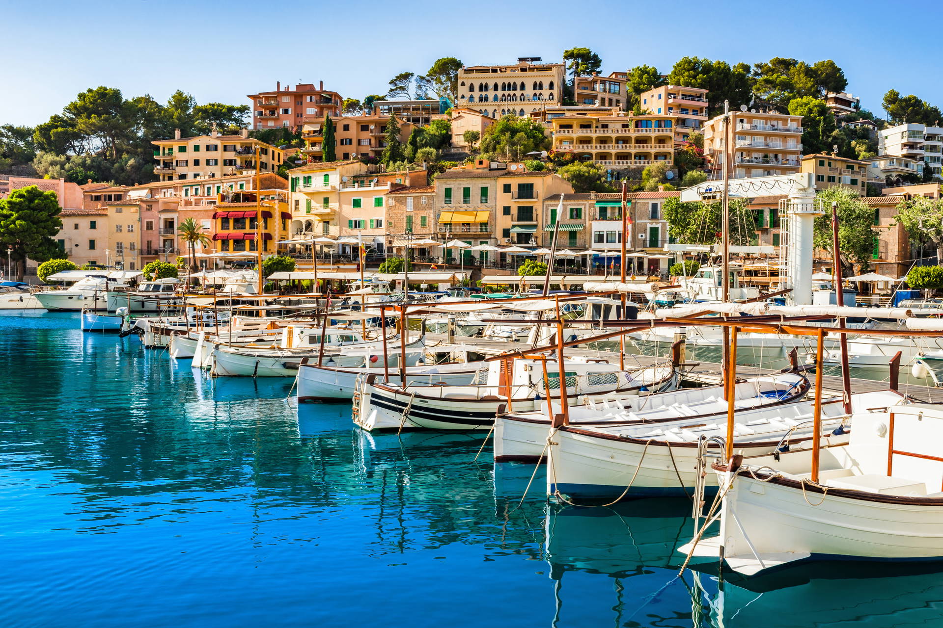 Port z łodziami na Majorce.