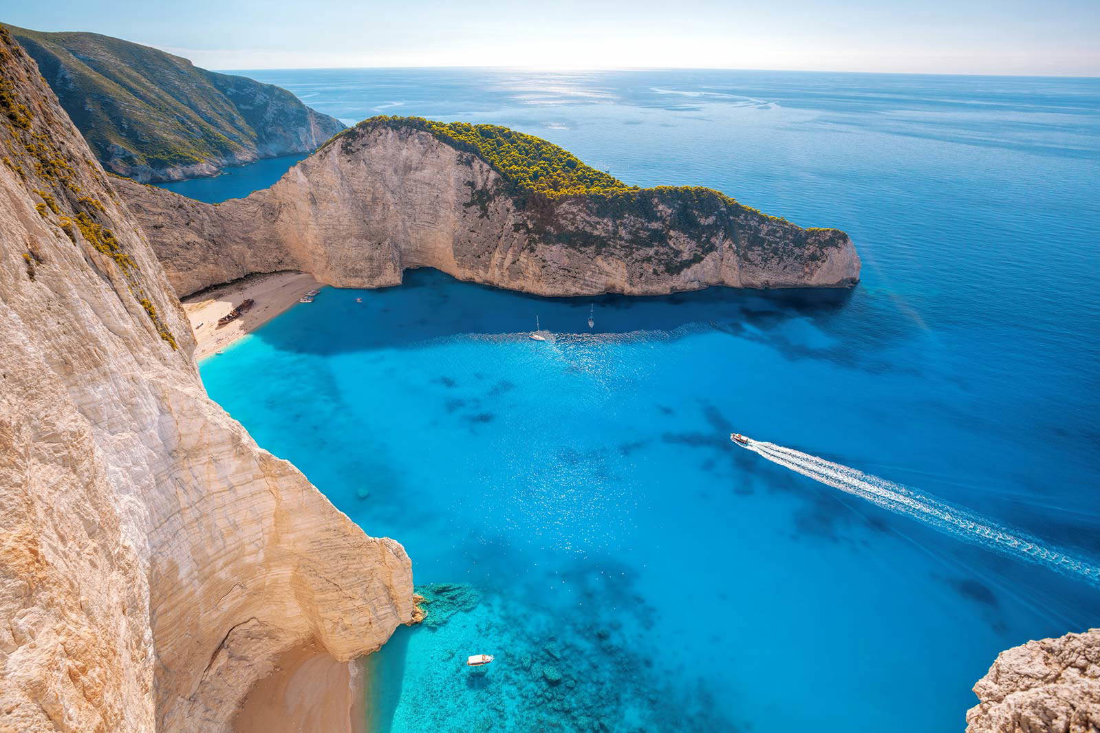 Widok z góry na Zatokę Wraku na wyspie Zakynthos w Grecji.