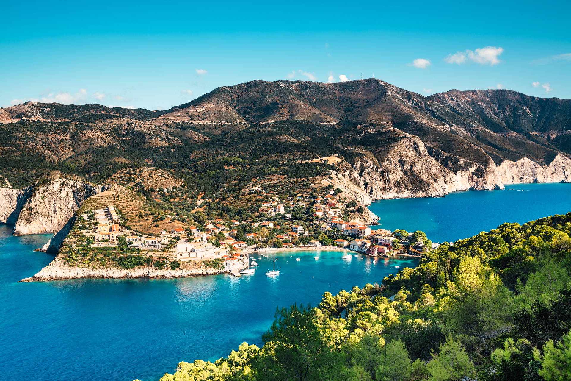 Zatoka i miasteczko Asos na greckiej wyspie Kefalonia.