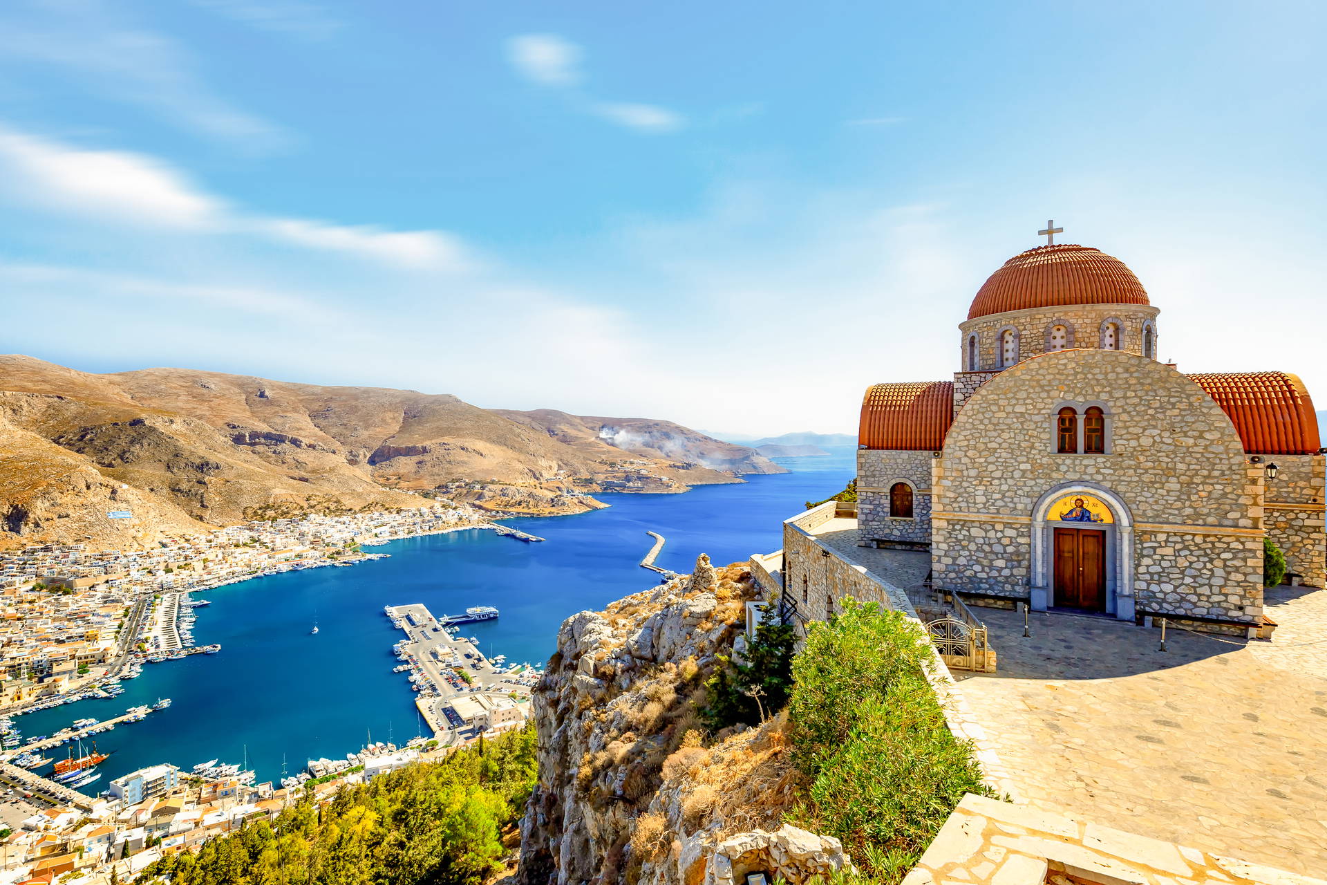 Klasztor Agios Savvas na wzgórzu z widokiem na port i miasto Pothia na greckiej wyspie Kalymnos.