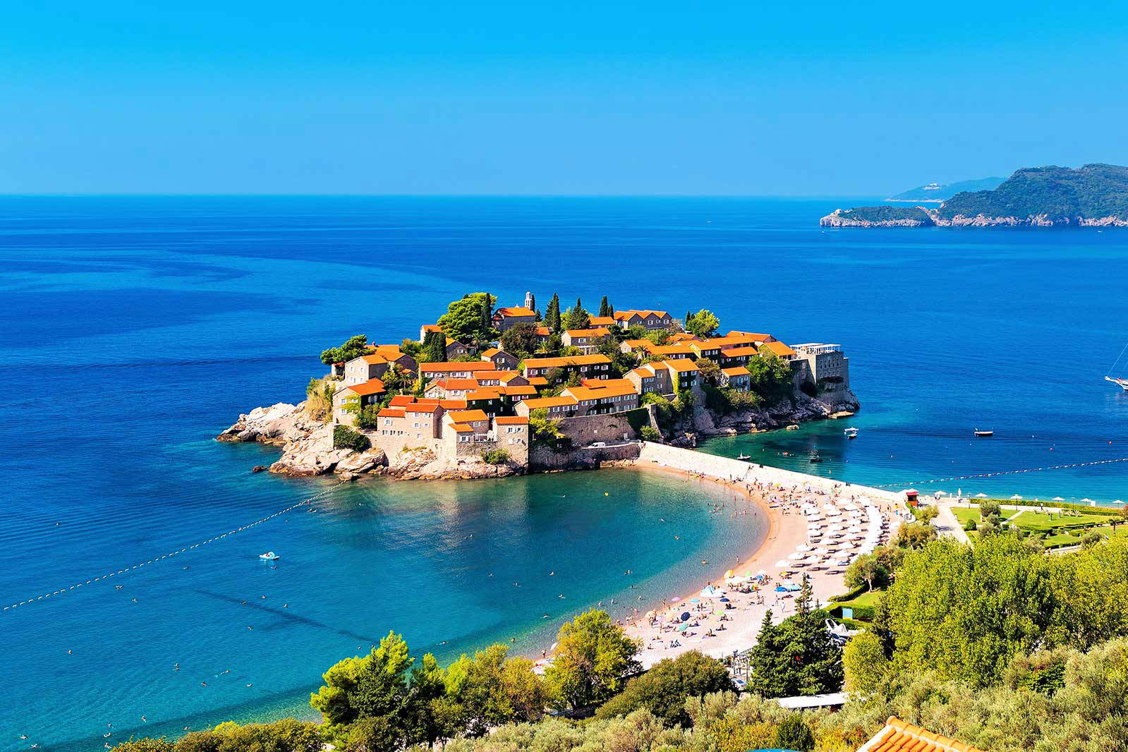 Wyspa Sveti Stefan w Czarnogórze.