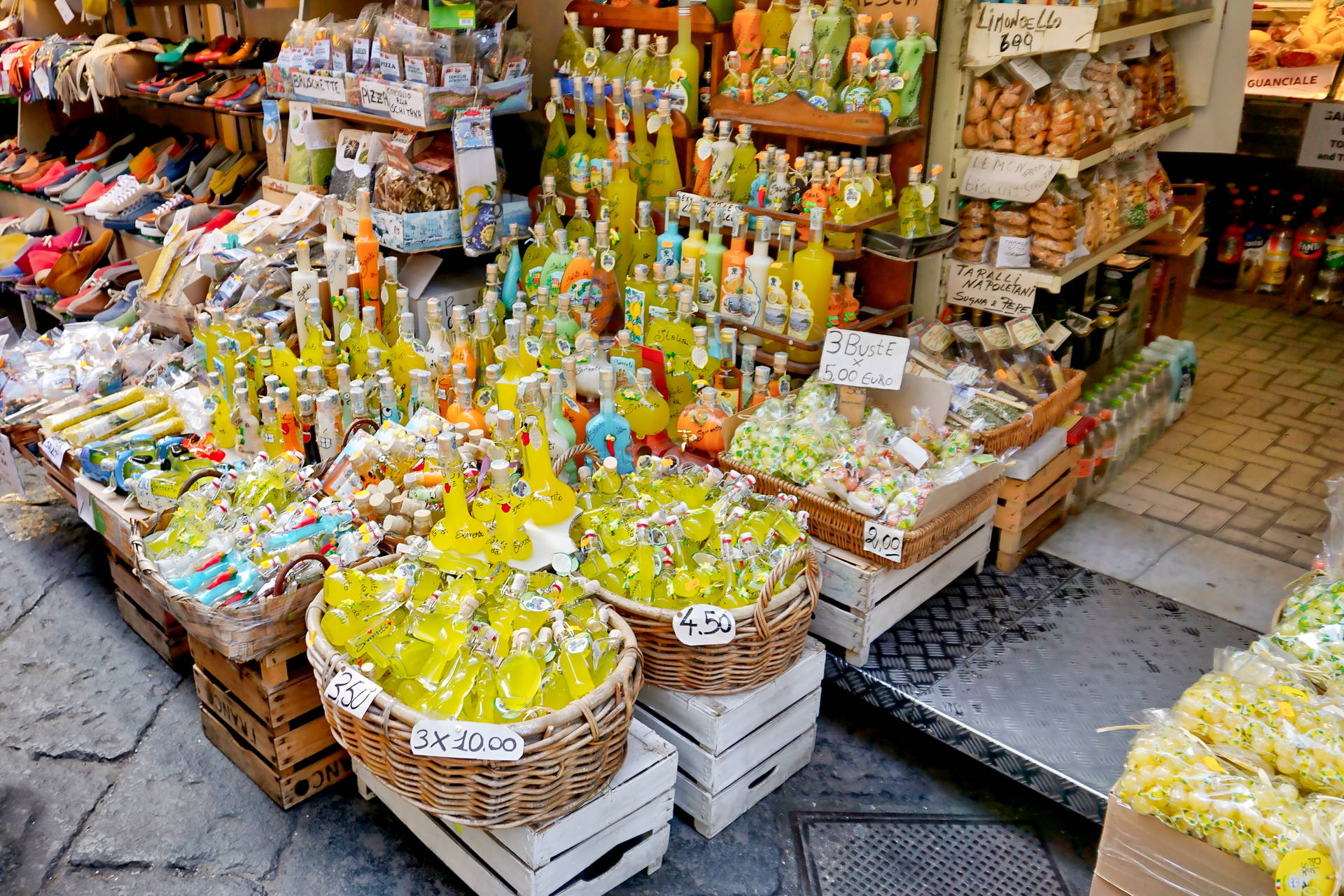 Włoski stragan uliczny pełen limoncello, słodyczy i pamiątek.