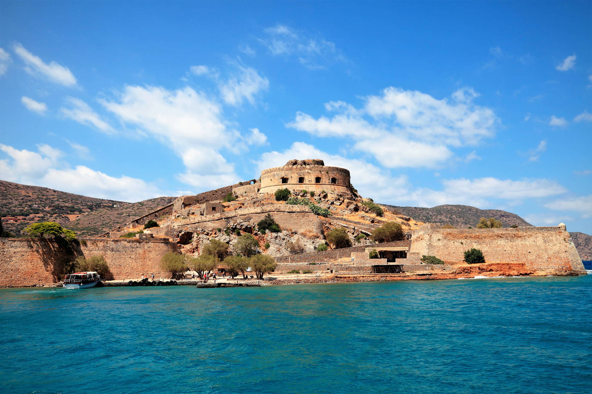 Spinalonga, grecka wyspa z fortecą, widok z daleka.