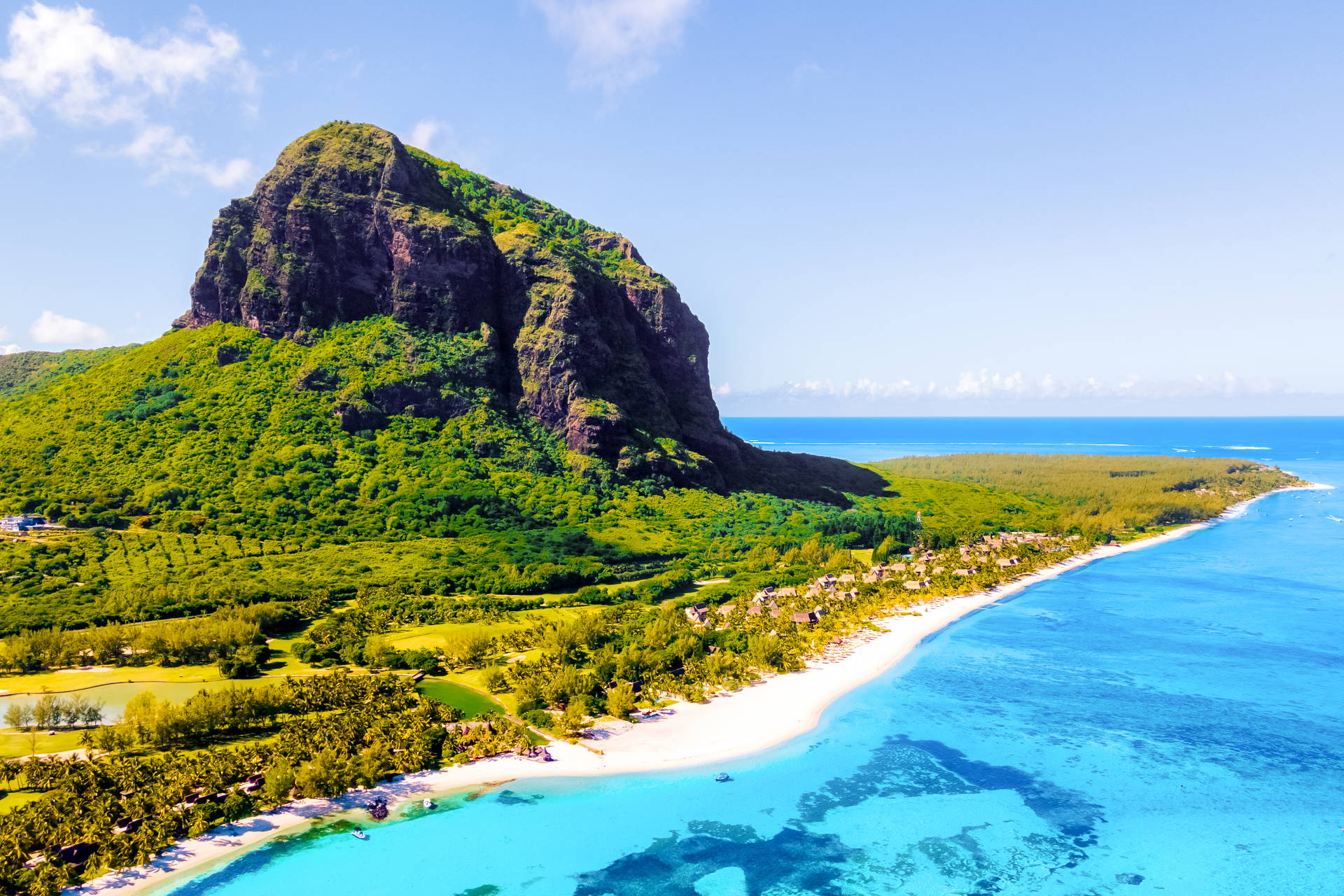 Widok z lotu ptaka na górę Le Morne Brabant na Mauritiusie, piaszczystą plażę i turkusowy ocean.