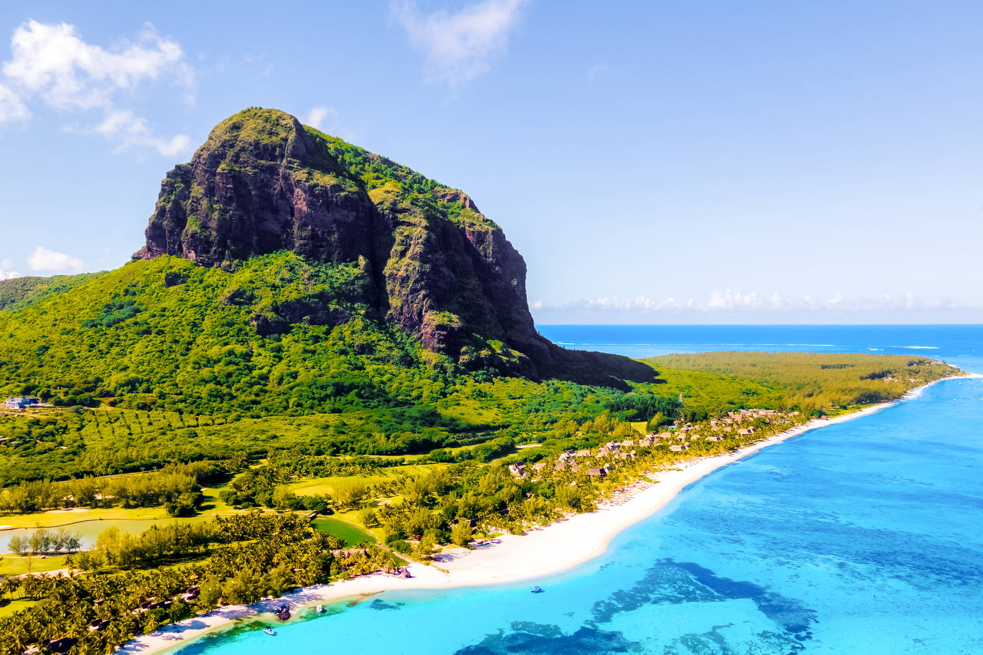 Góra Le Morne Brabant na Mauritiusie z bujną roślinnością, piaszczystą plażą i turkusowym oceanem.