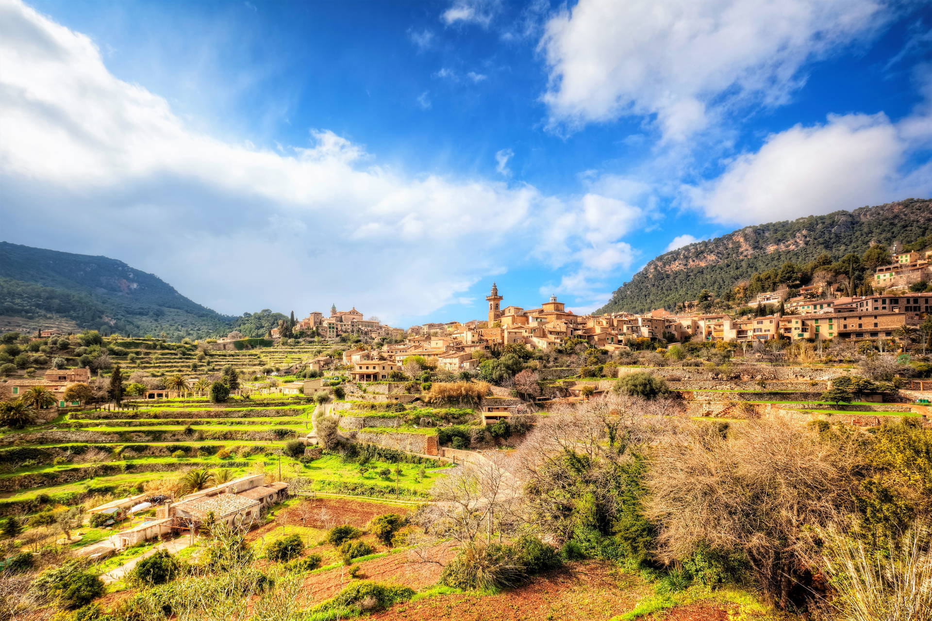 Valldemossa na Majorce: zabudowa miasteczka na wzgórzu.
