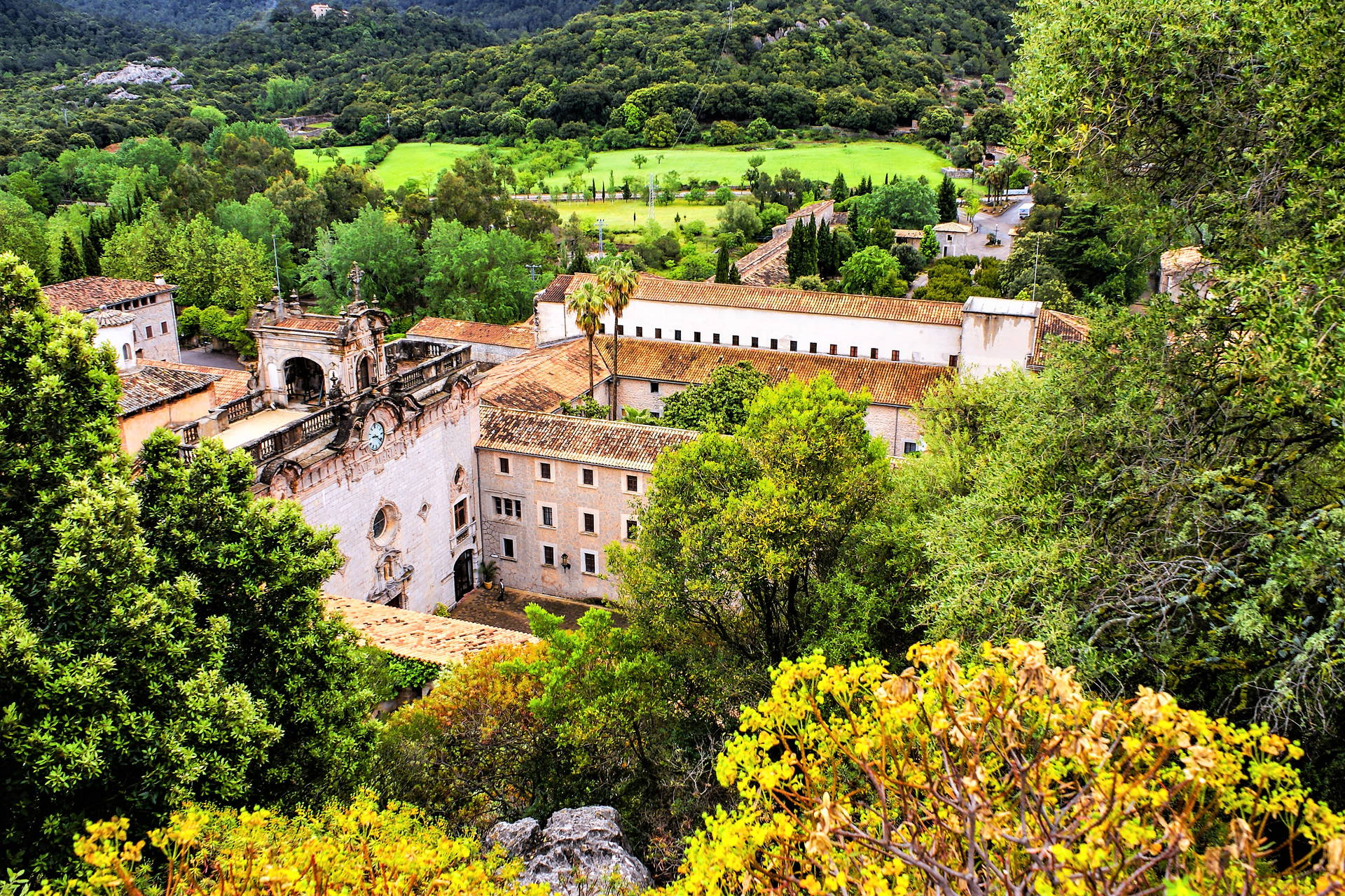 Kartuzja Valldemossa otoczona zielenią.