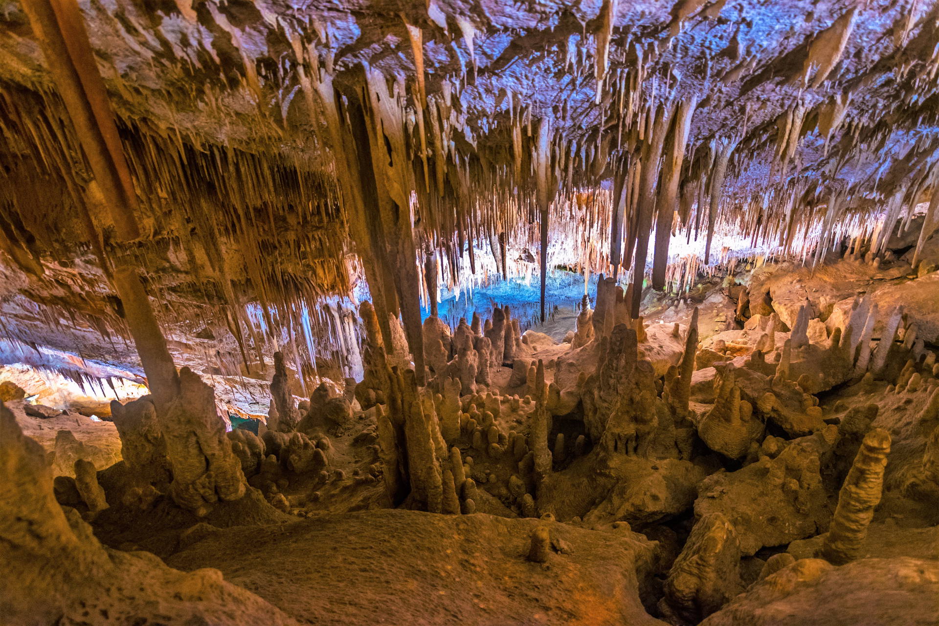 Jaskinia z stalaktytami i stalagmitami wewnątrz.