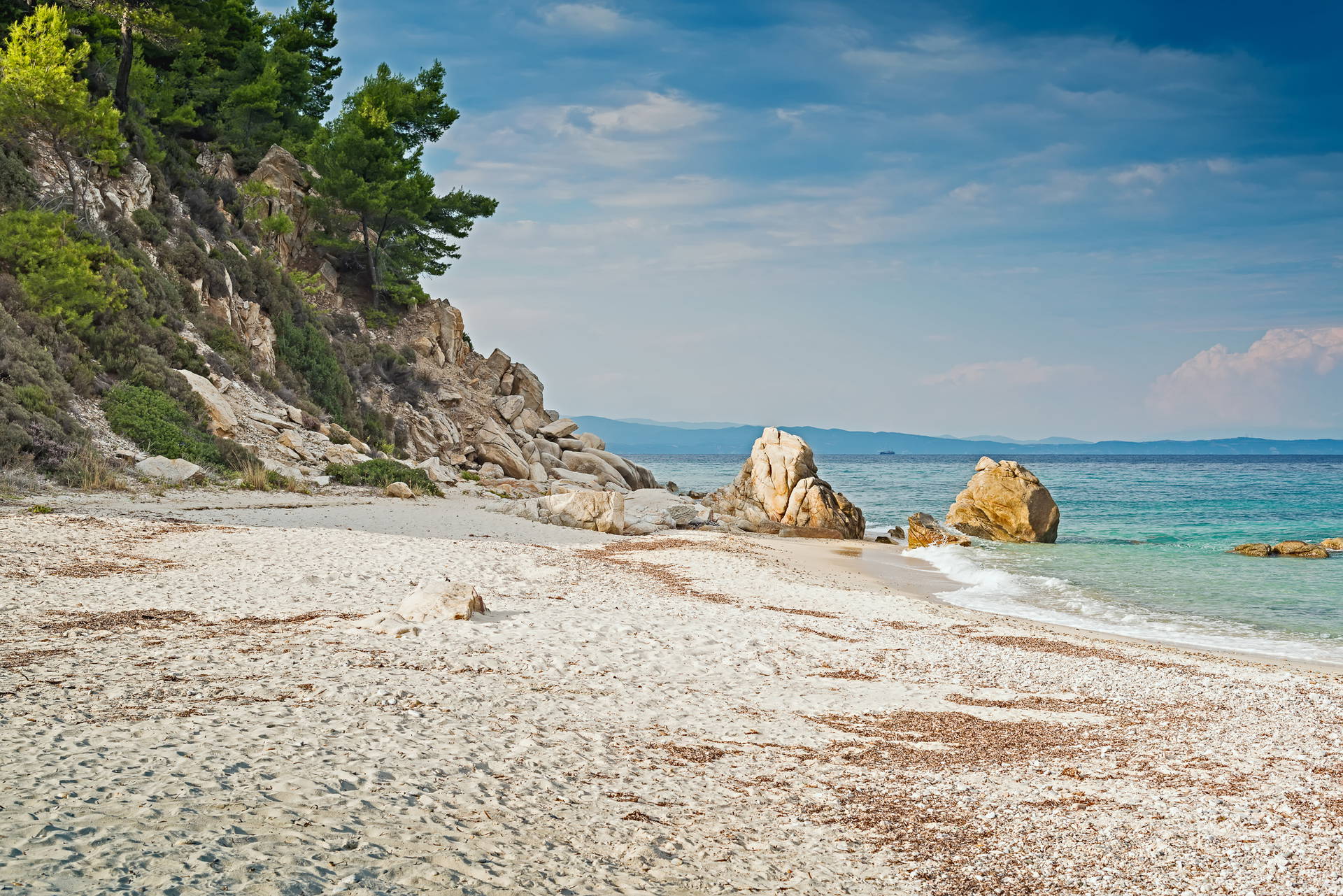 Piaszczysta plaża ze skałami w Grecji.