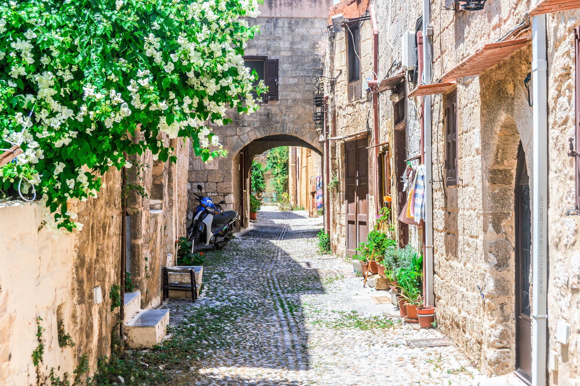 Ulica w średniowiecznym mieście Rodos, Grecja.