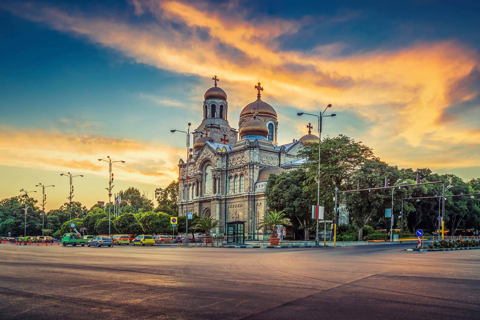 Sobór Zaśnięcia Matki Bożej w Warnie z kopułami na tle nieba.