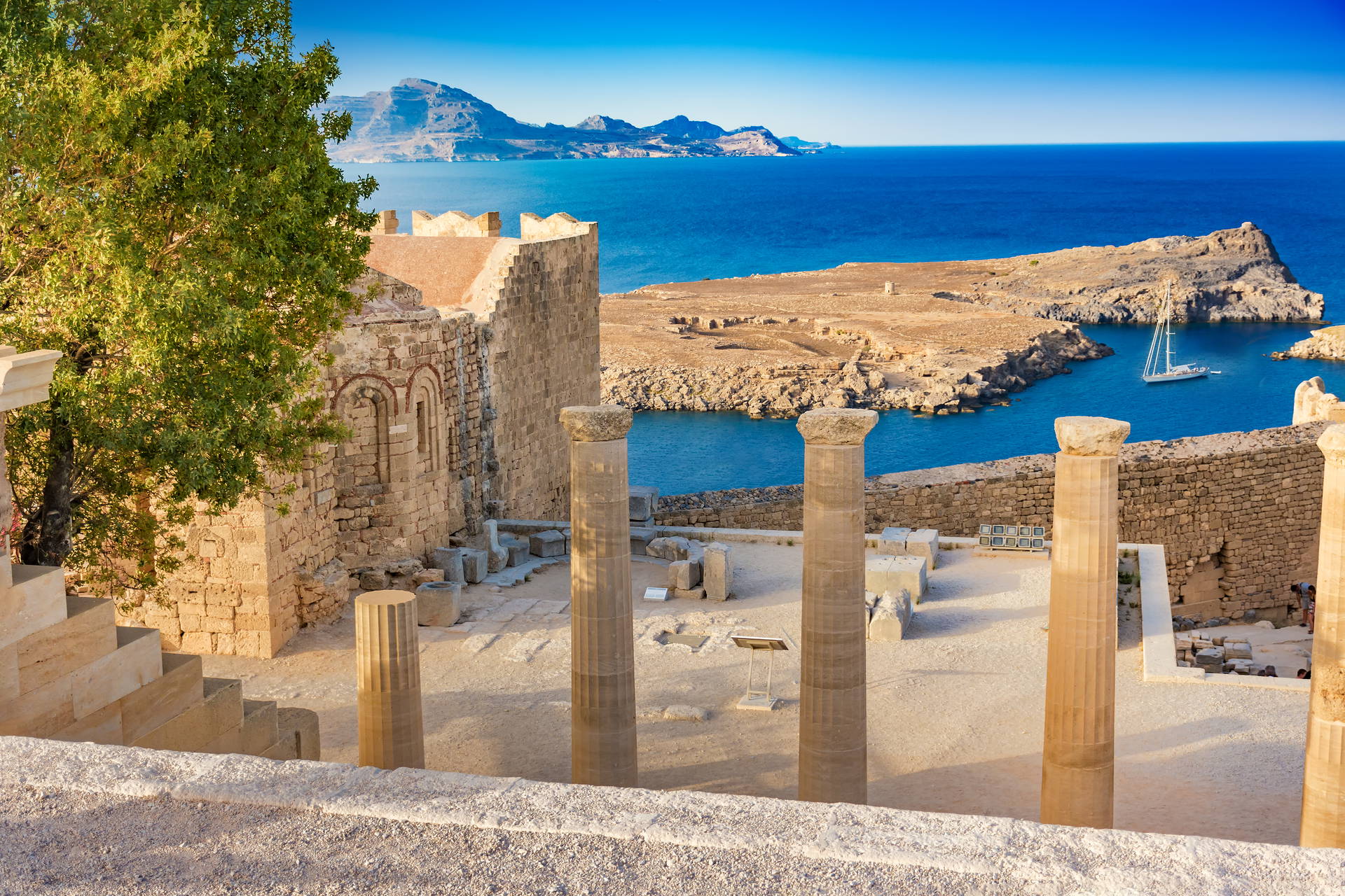 Akropol w Lindos z kolumnami na Rodos.