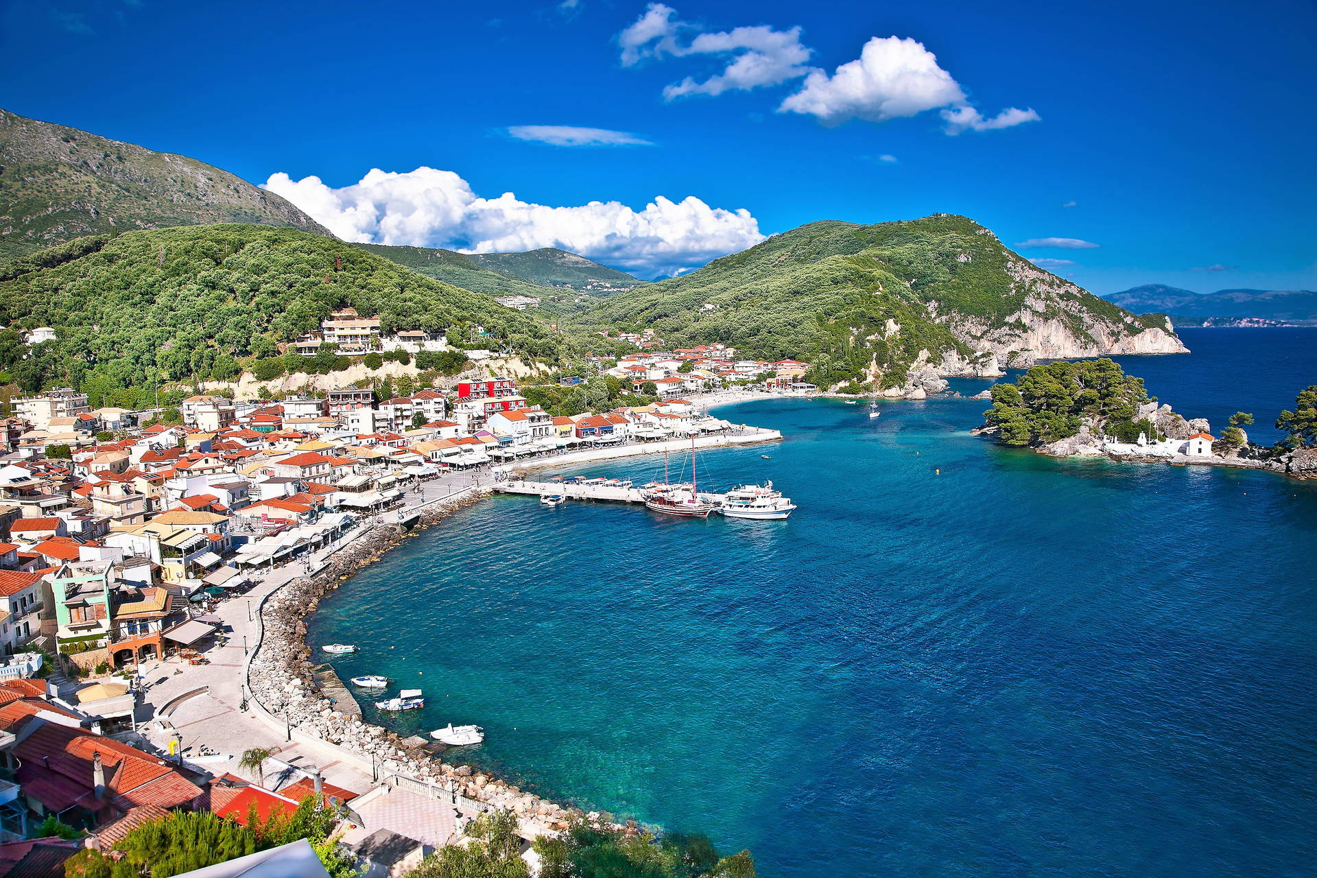 Panorama Pargi w Grecji z lotu ptaka.