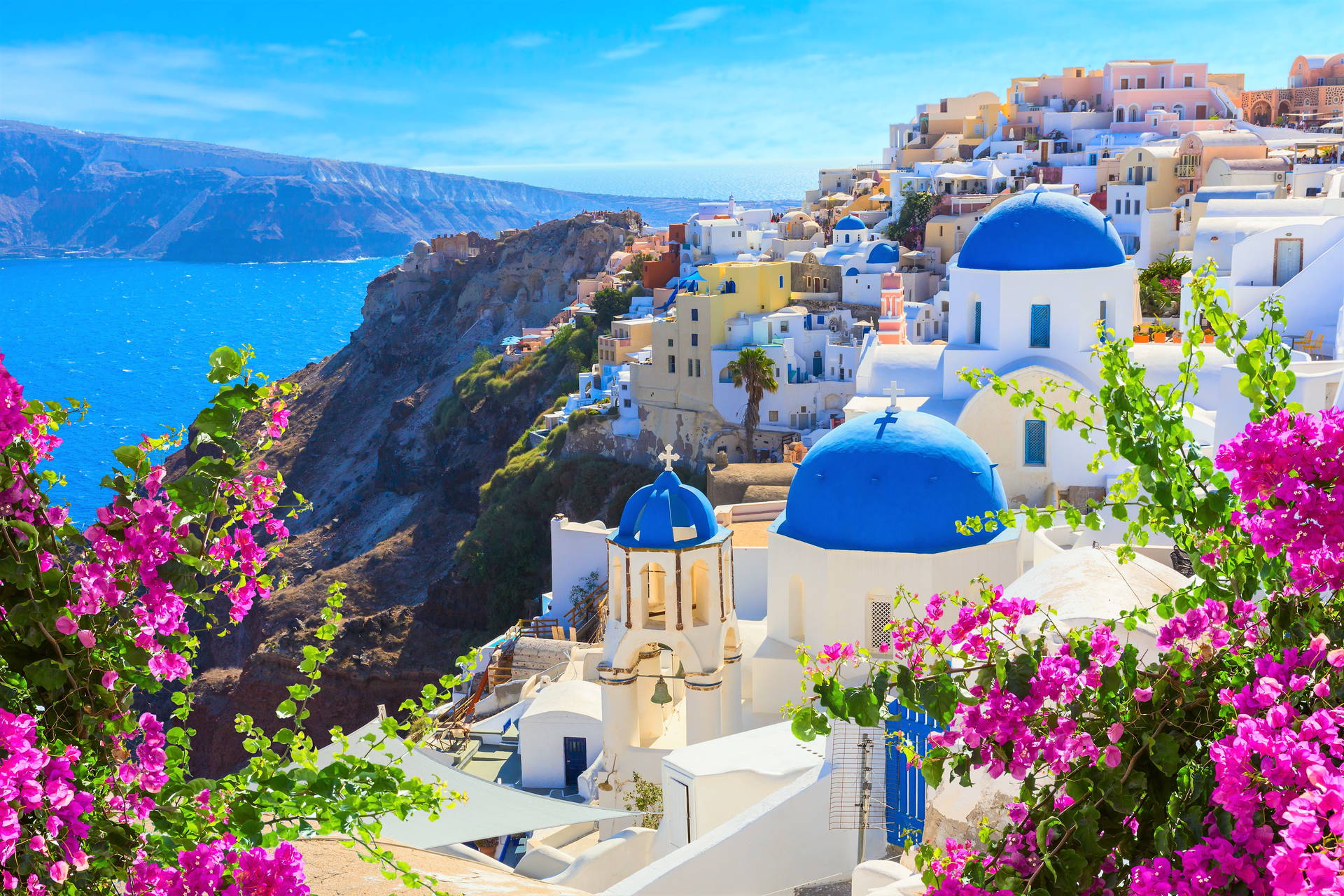 Santorini: białe budynki z niebieskimi kopułami.