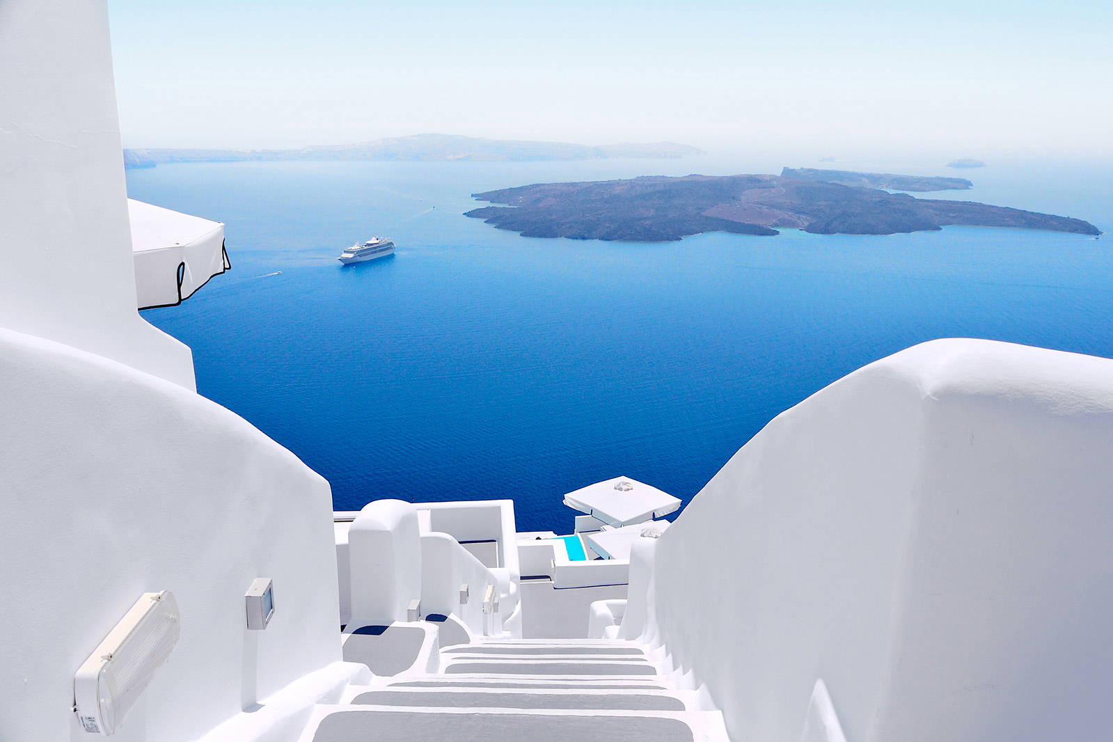 Santorini, Grecja: białe budynki na tle morza.