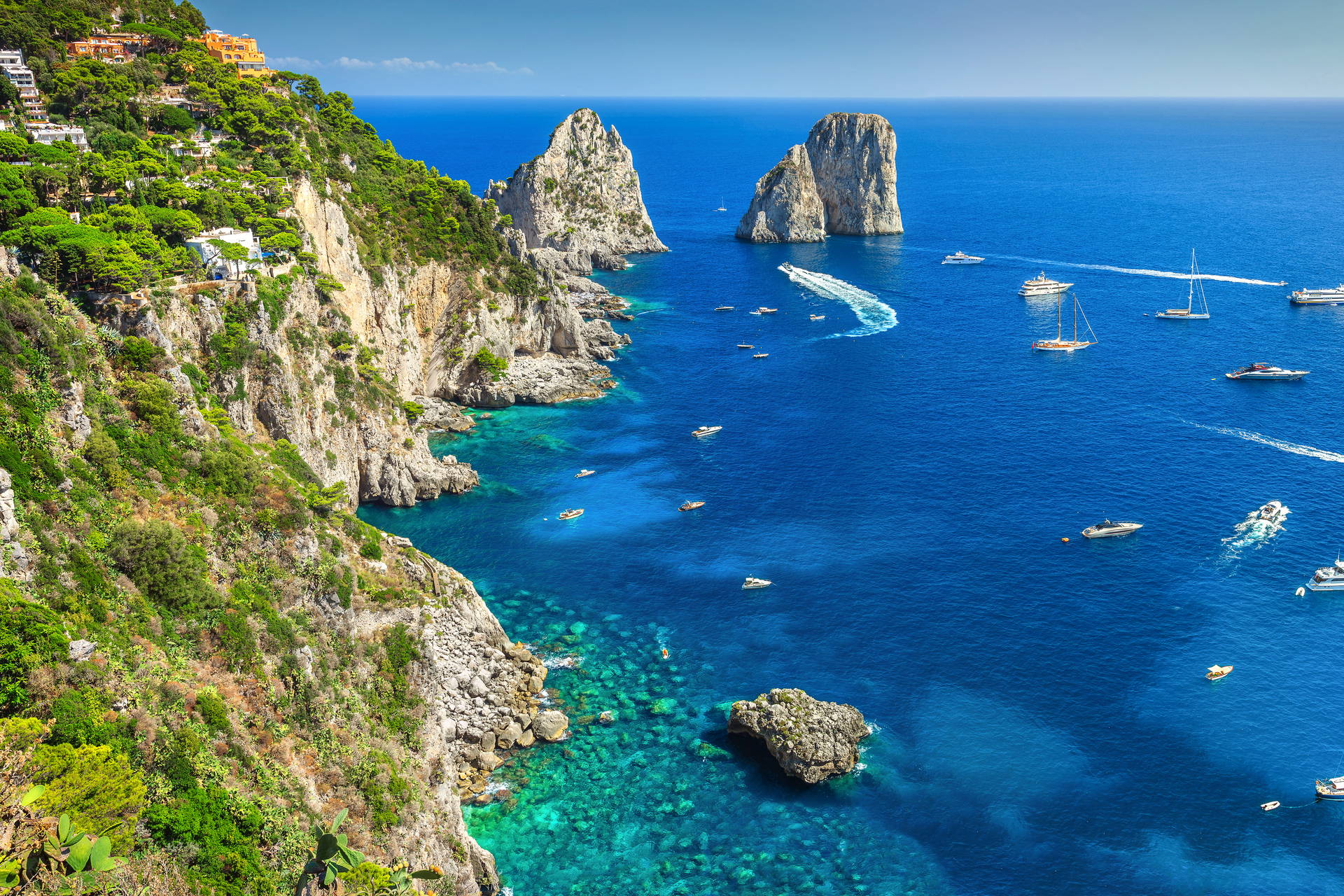 Widok na Faraglioni i morze z klifu na Capri, Włochy.