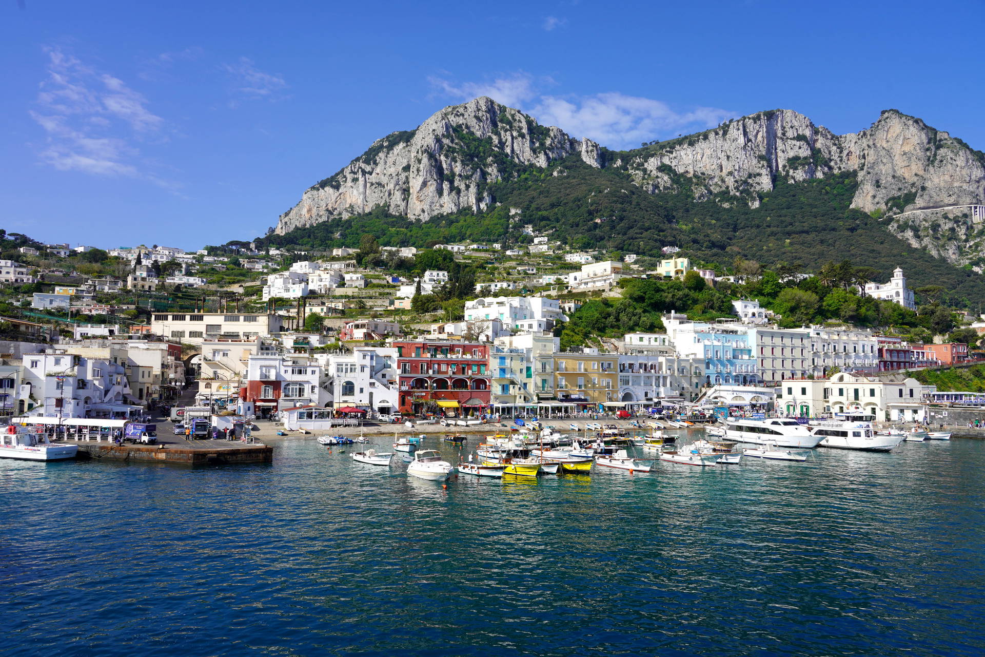 Widok na port w Capri, Włochy.