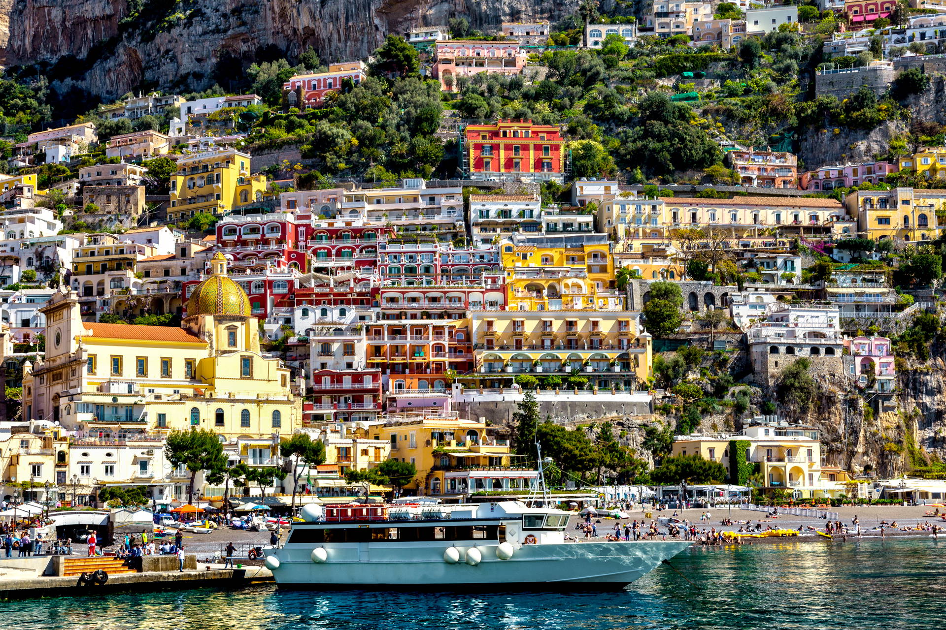 Positano, włoskie miasteczko na klifie z kościołem Santa Maria Assunta w tle.