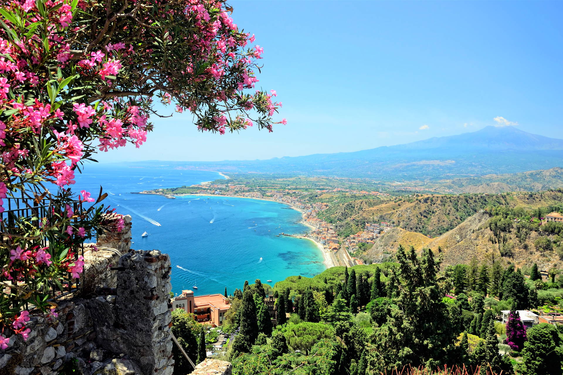 Taormina z widokiem na Etnę w tle.