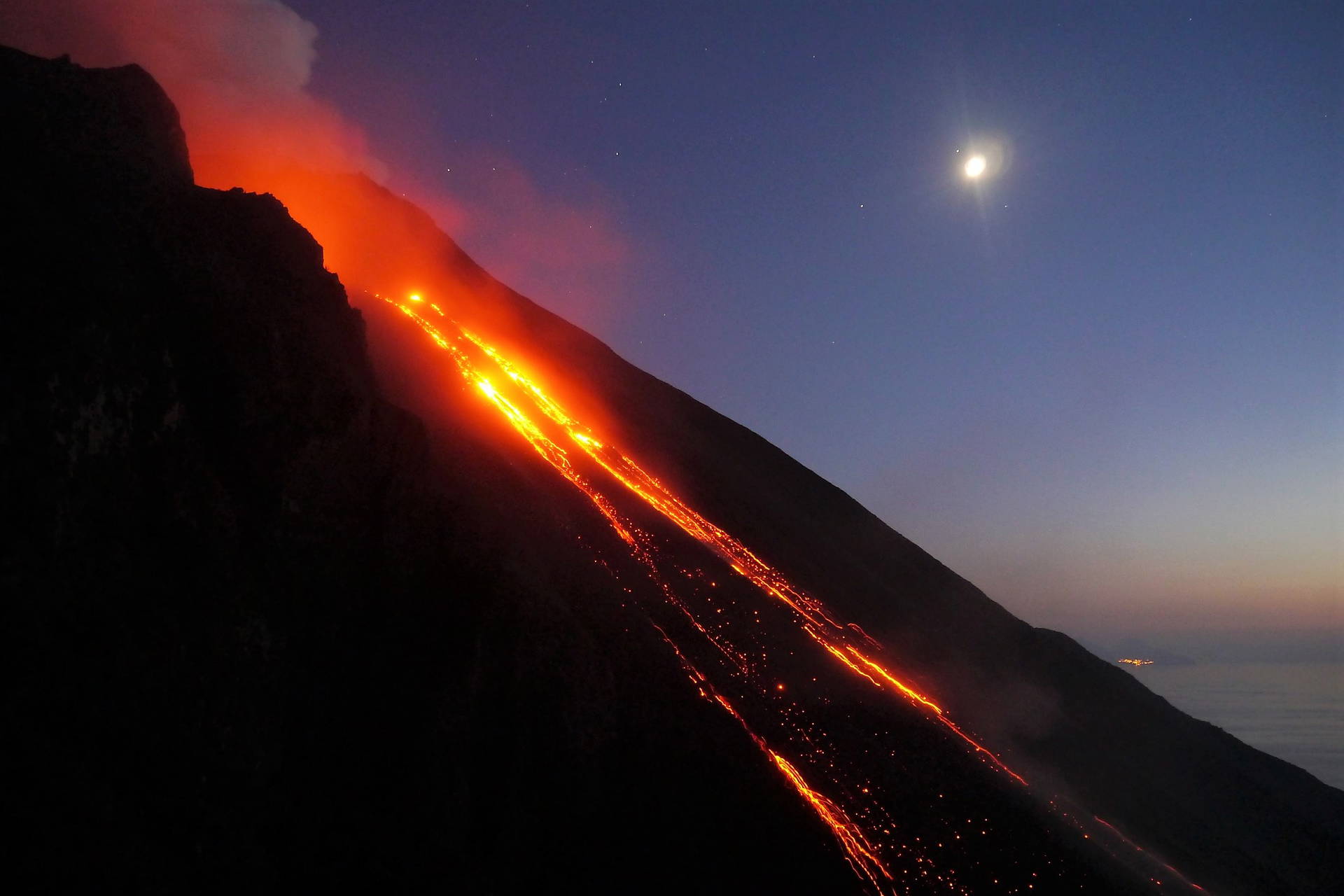 Erupcja wulkanu Stromboli nocą.