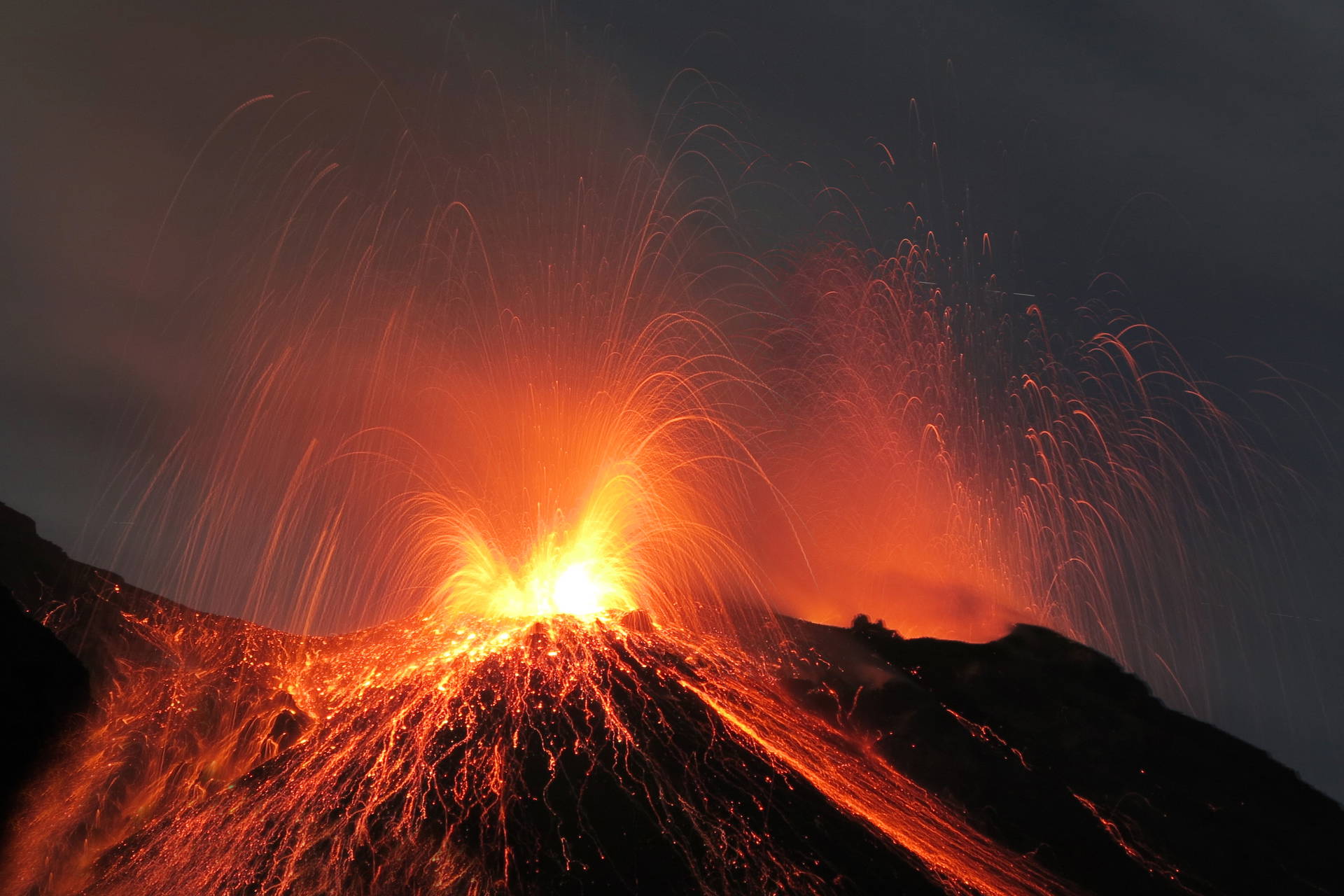 Erupcja wulkanu: lawa i popiół.