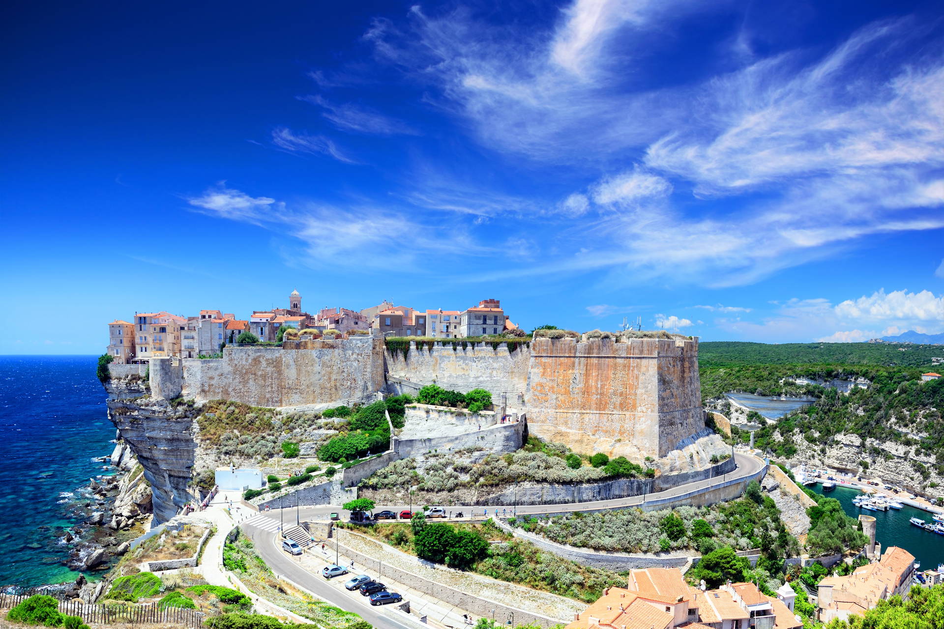 Klify i zabudowa Bonifacio na Korsyce.