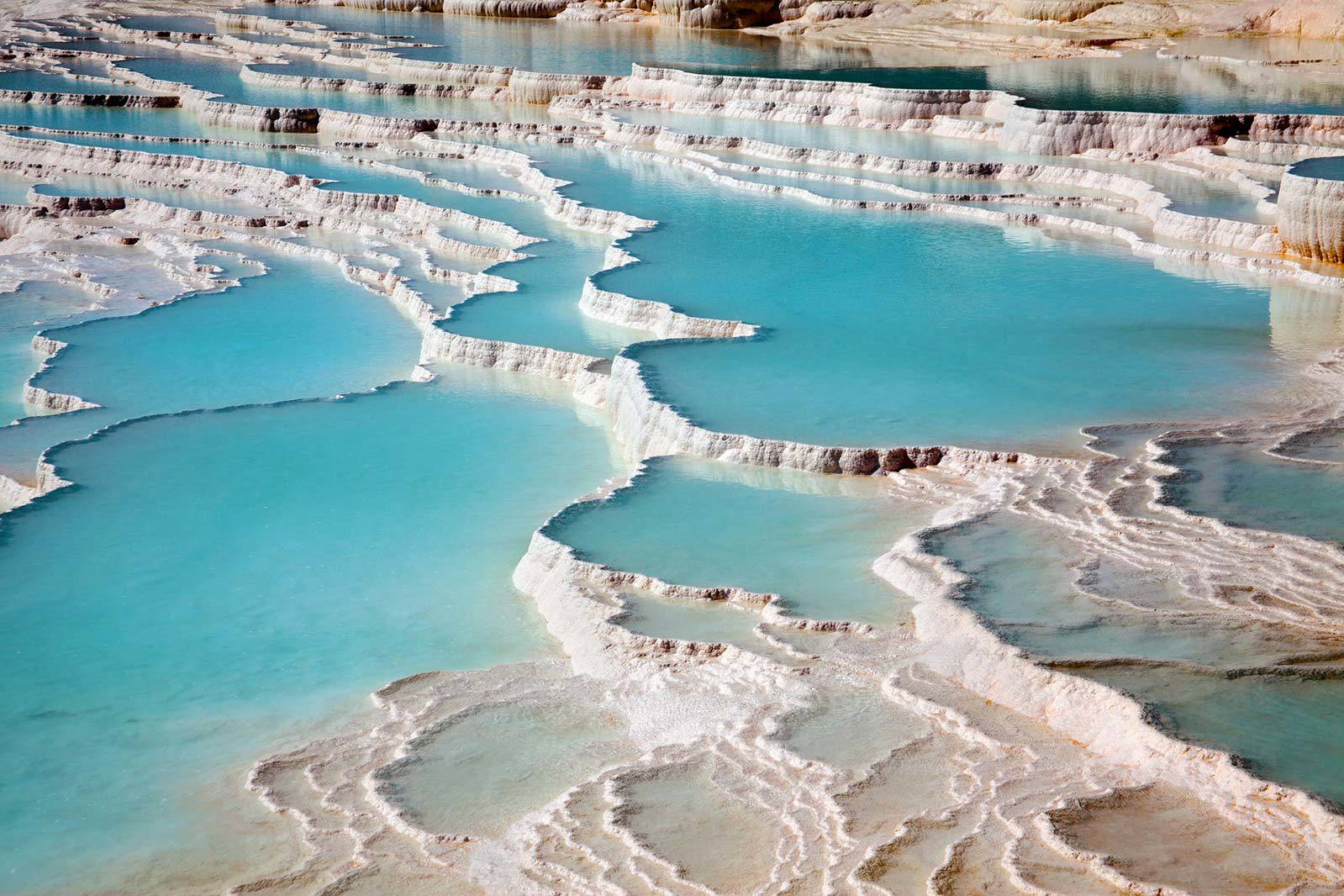 Turkusowe baseny termalne w Pamukkale, Turcja.