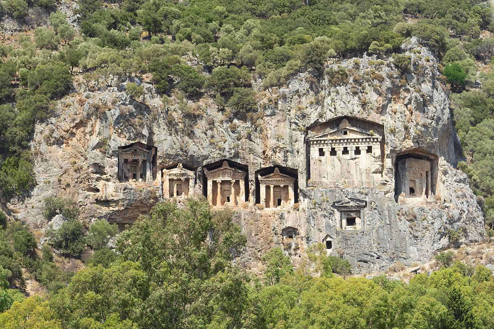 Grobowce licyjskie wykute w skale w Dalyan, Turcja.