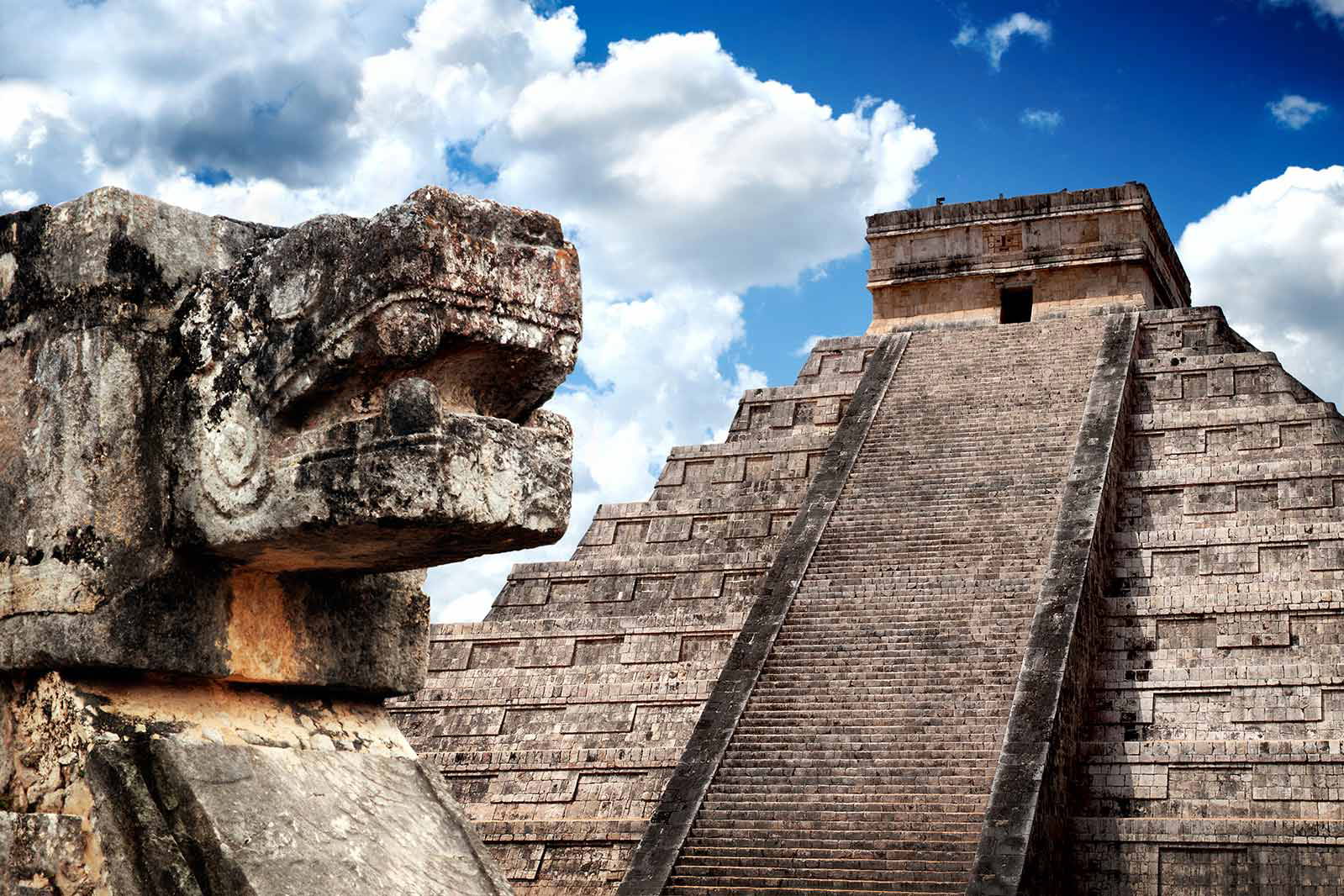 Piramida Kukulkana w Chichén Itzá z rzeźbioną głową węża u podstawy.