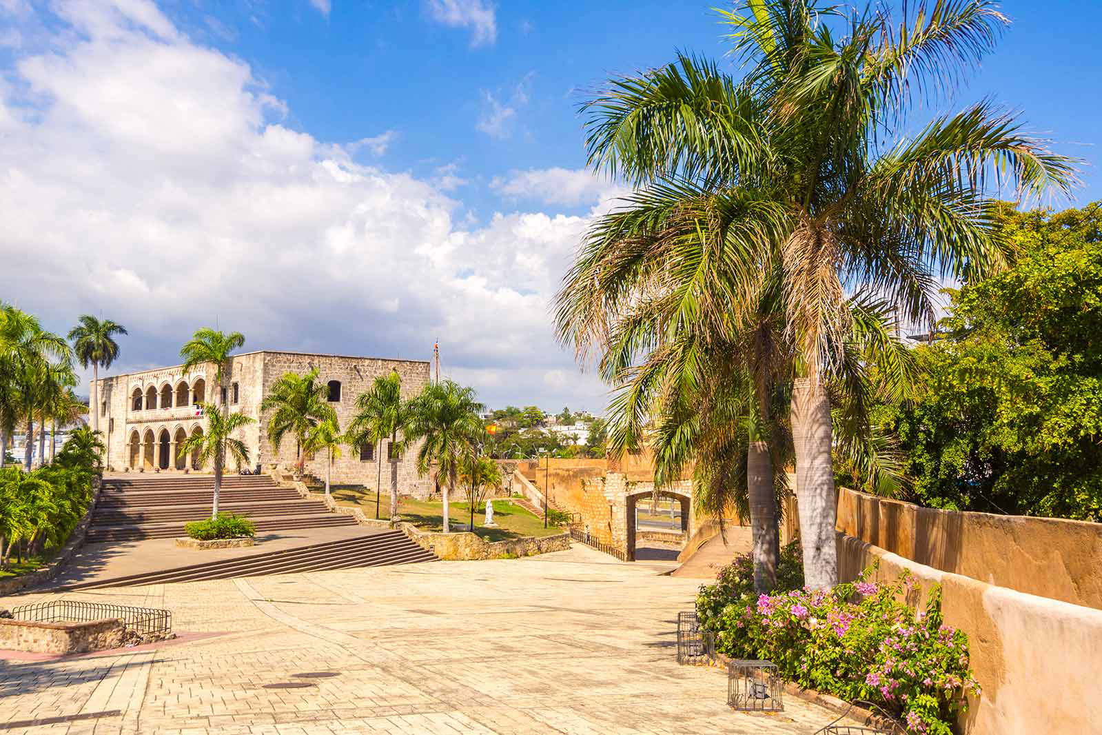 Kamienny budynek otoczony palmami w Santo Domingo.