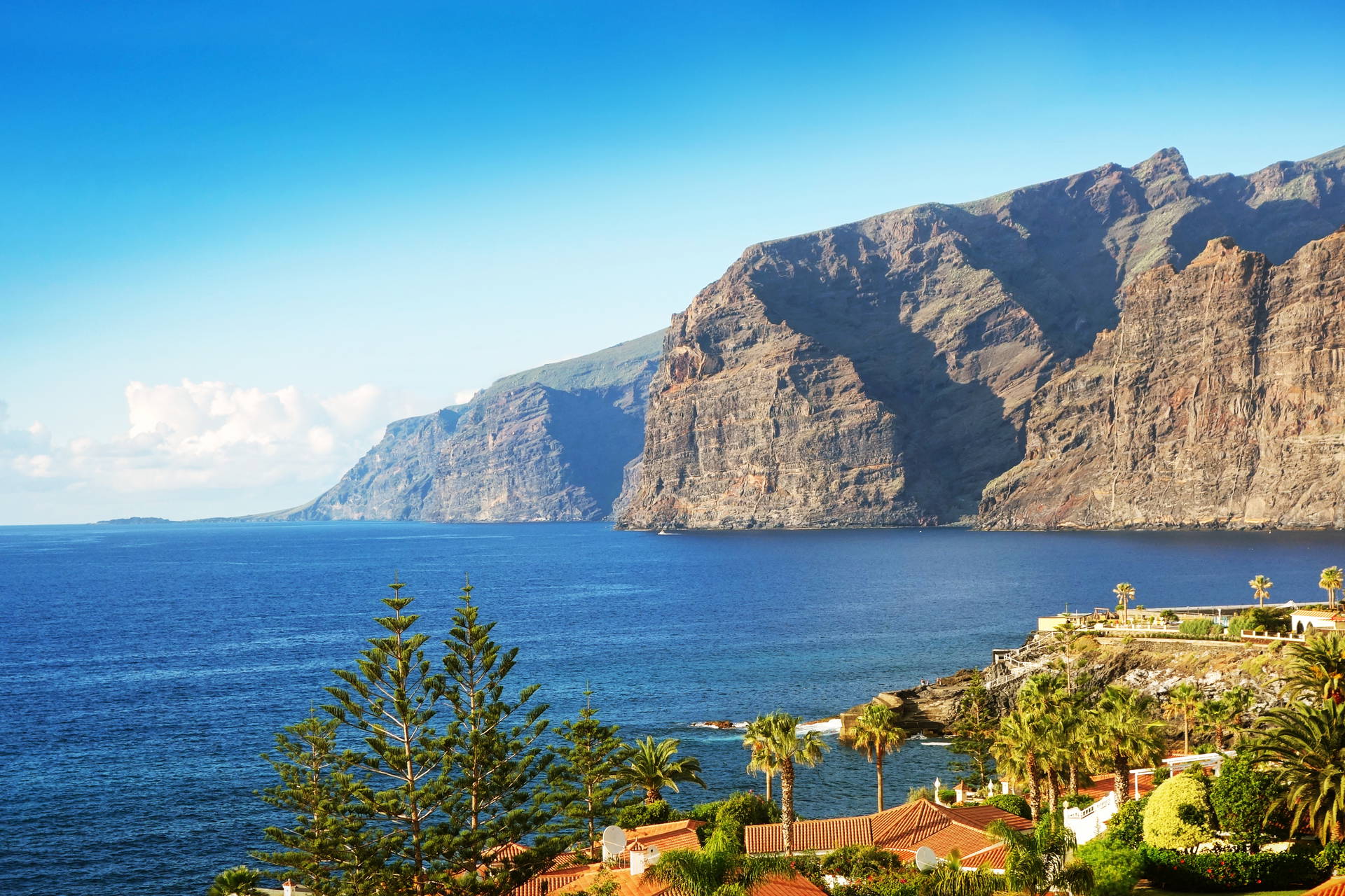 Klify Los Gigantes nad Oceanem Atlantyckim.