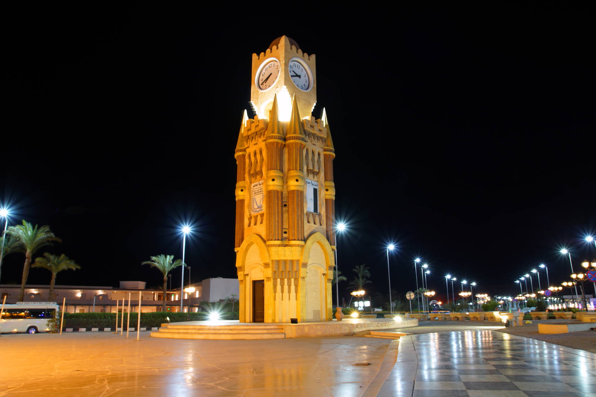 Oświetlona wieża zegarowa nocą w Sharm El Sheikh.