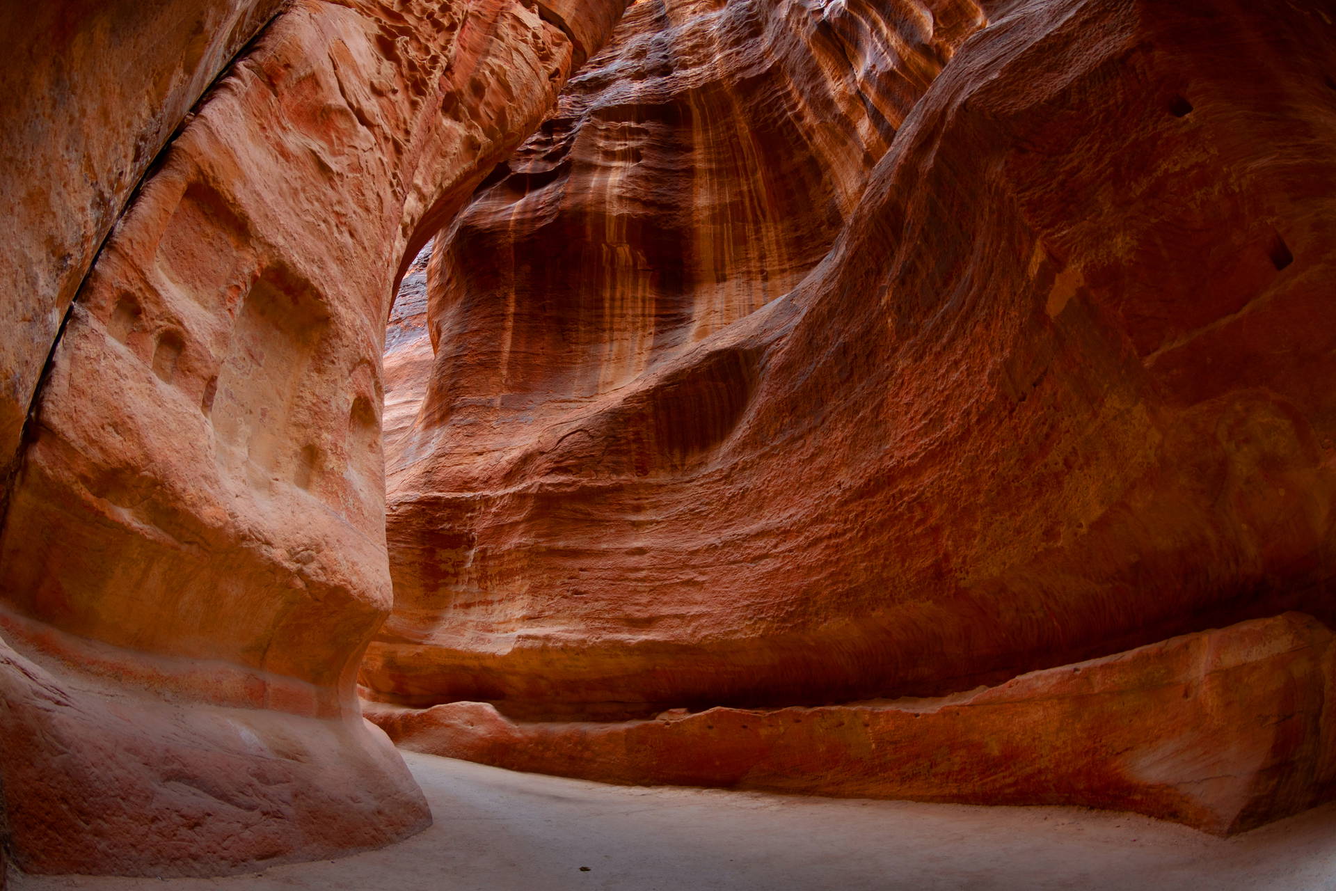 Wąwóz As-Siq prowadzący do Petry, Jordania.