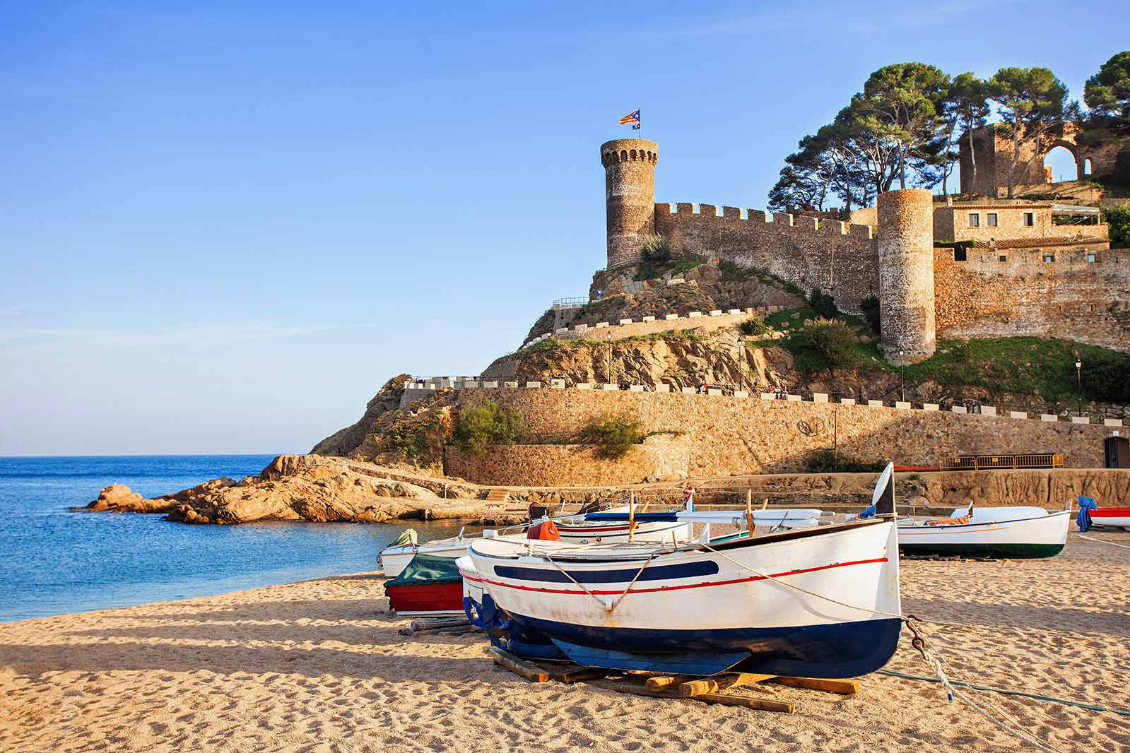 Plaża i średniowieczny zamek w Tossa de Mar, Hiszpania.