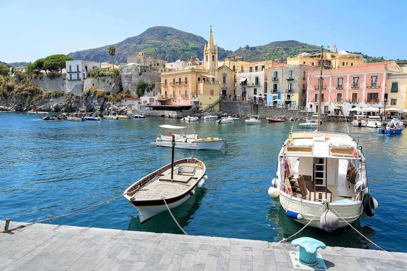Zatoka w Marina di Corricella na wyspie Procida we Włoszech.