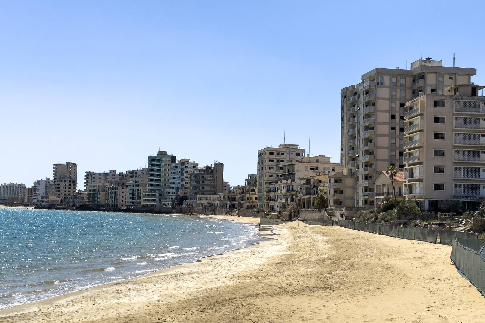 Opuszczone budynki na plaży Varosha na Cyprze.