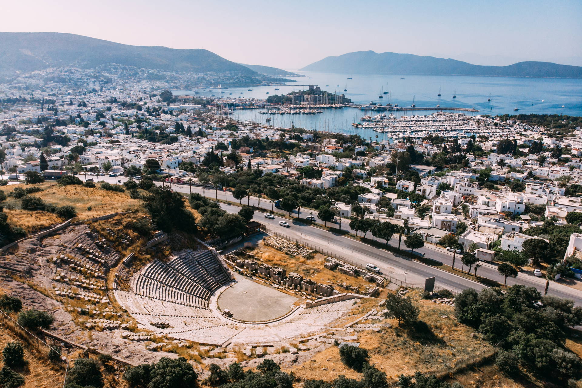 Widok z lotu ptaka na Bodrum w Turcji, z antycznym teatrem w tle.