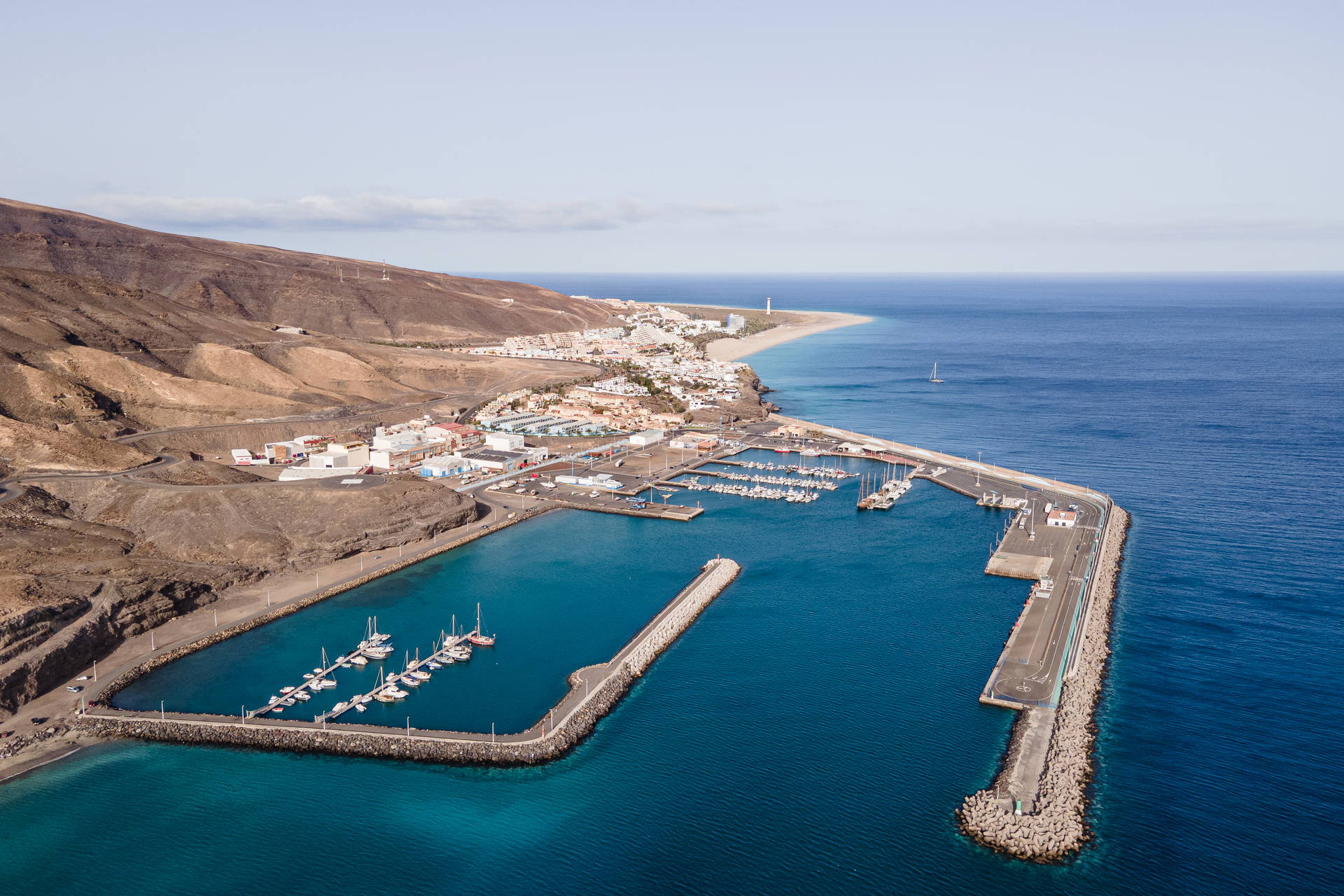 Widok z lotu ptaka na port w Morro Jable na Fuerteventurze.