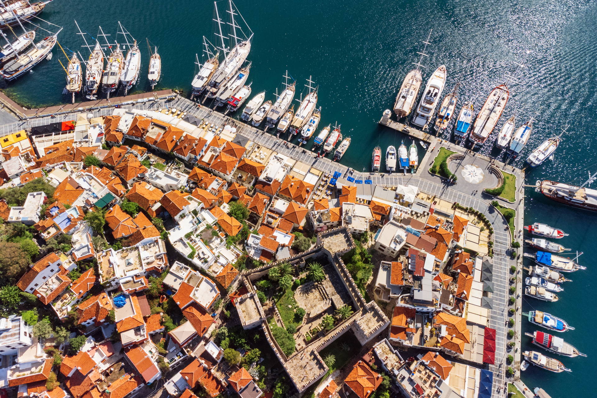 Widok z lotu ptaka na zamek i port jachtowy w Marmaris, Turcja.