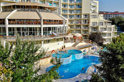 Widok z góry na hotel z basenem i restauracją na zewnątrz.