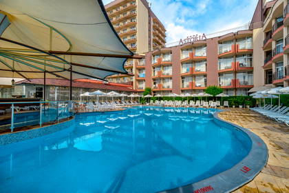 Basen z parasolami i leżakami w hotelu Astoria.