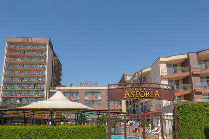 Hotel Astoria i Orel z basenem i leżakami do opalania.
