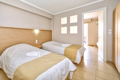 Pokój hotelowy z dwoma łóżkami pojedynczymi.