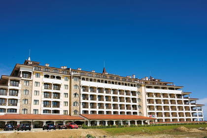 Hotel z balkonami na tle błękitnego nieba.