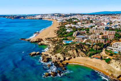 Wybrzeże Algarve w Portugalii z lotu ptaka.