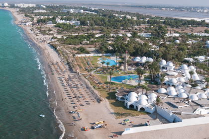 Hotel z kopułami i plaża widziane z lotu ptaka.