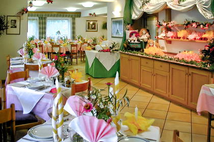 Udekorowana sala restauracyjna.