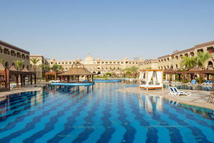Kompleks hotelowy z basenem w niebieskie paski.